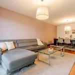 Premium Flat W/ Pool, Gym & Garage By Hostwise