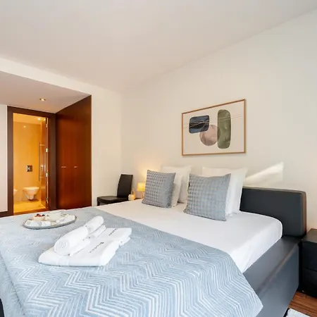 Premium Flat W/ Pool, Gym & Garage By Hostwise