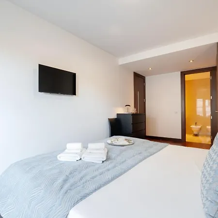 Premium Flat W/ Pool, Gym & Garage By Hostwise