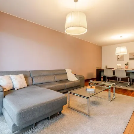 Premium Flat W/ Pool, Gym & Garage By Hostwise