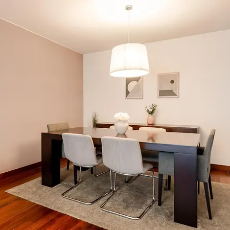 Premium Flat W/ Pool, Gym & Garage By Hostwise 포르투