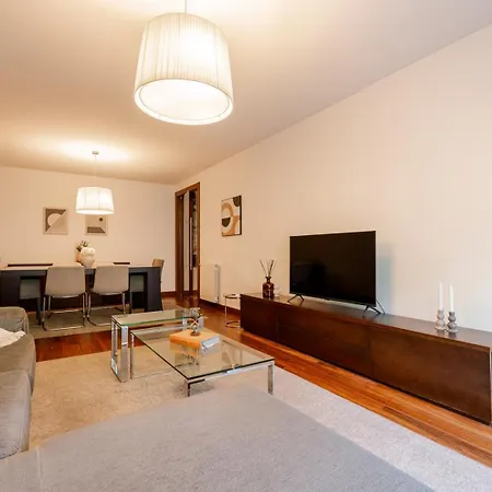 Premium Flat W/ Pool, Gym & Garage By Hostwise Lägenhet