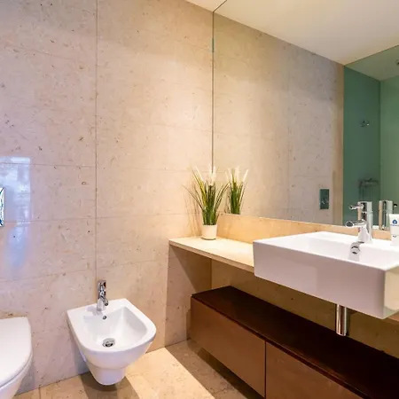 Premium Flat W/ Pool, Gym & Garage By Hostwise *