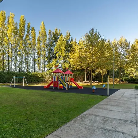 Premium Flat W/ Pool, Gym & Garage By Hostwise *