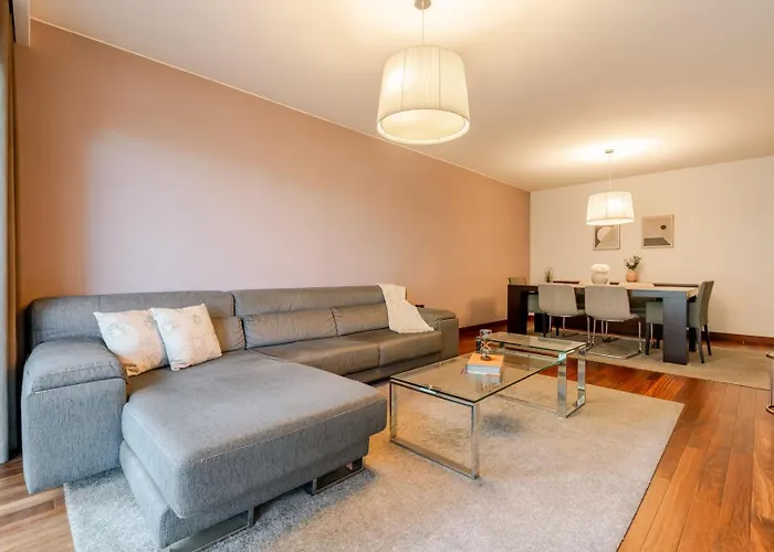 Premium Flat W/ Pool, Gym & Garage By Hostwise