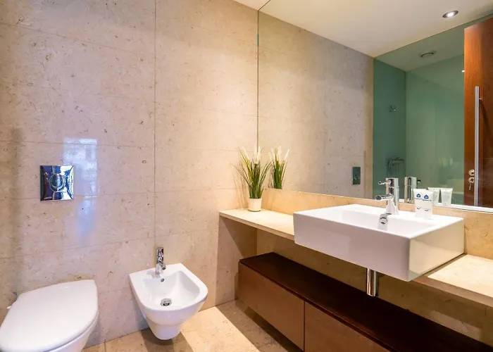 Premium Flat W/ Pool, Gym & Garage By Hostwise *