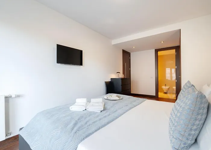 Premium Flat W/ Pool, Gym & Garage By Hostwise