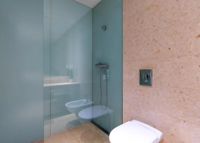 Premium Flat W/ Pool, Gym & Garage By Hostwise *