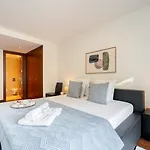 Premium Flat W/ Pool, Gym & Garage By Hostwise