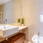 Premium Flat W/ Pool, Gym & Garage By Hostwise فيلا نوفا دي غايا